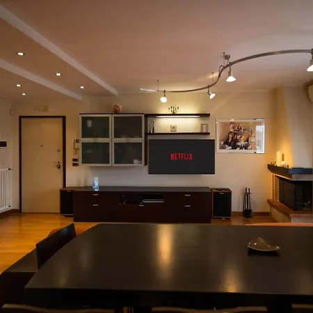 Gateway Airport Elegant Flat With Car Park * Bari